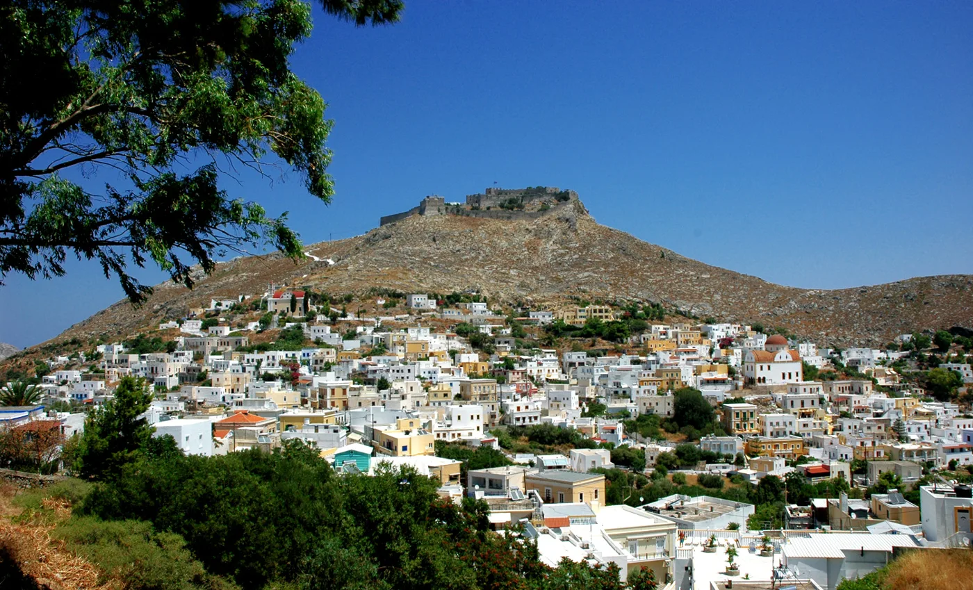 Platanos e Agia Marina dall’alto, con le case sul pendio e il Castello sulla collina