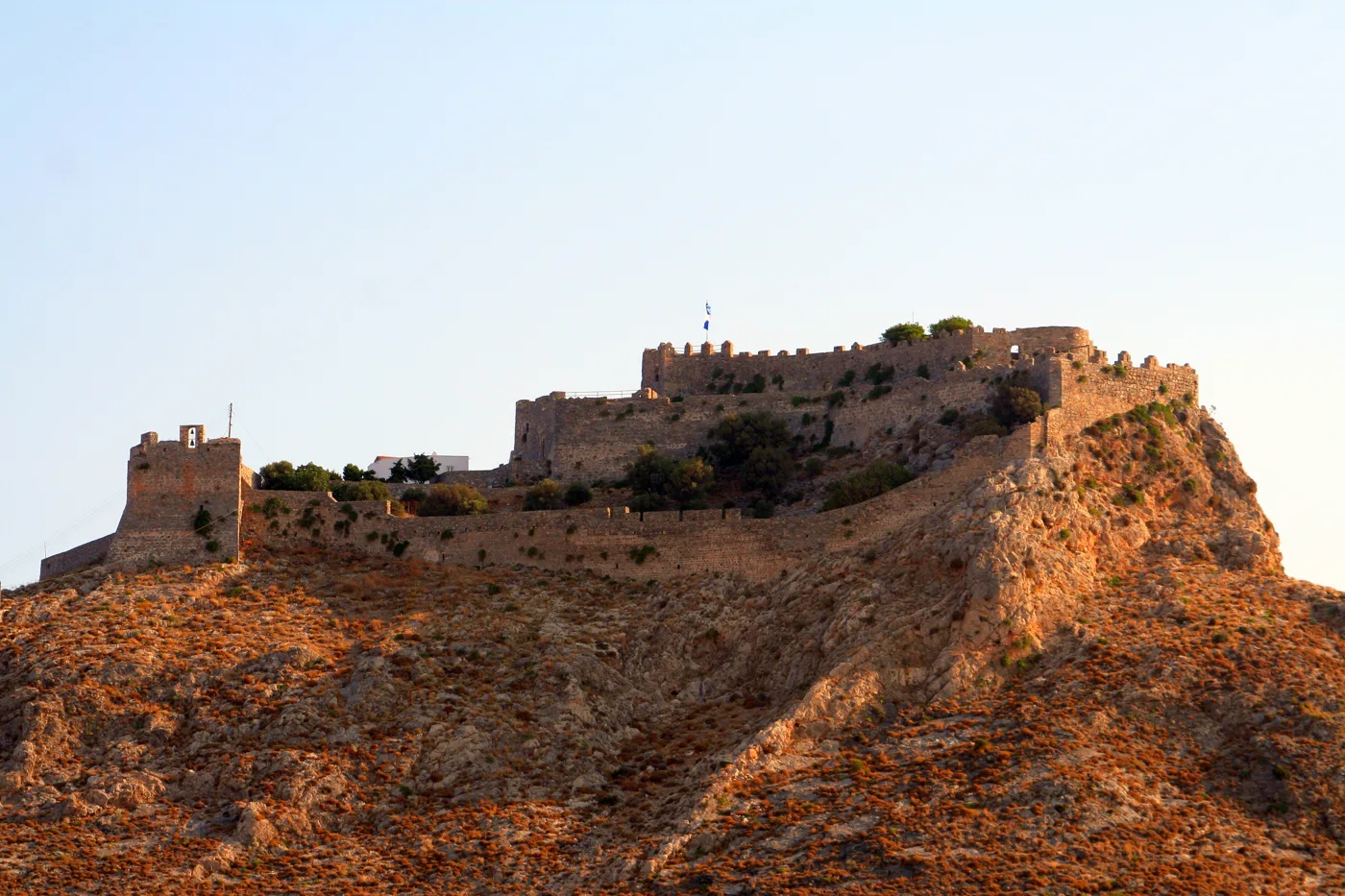 Le mura del Castello di Leros nella luce dorata del pomeriggio
