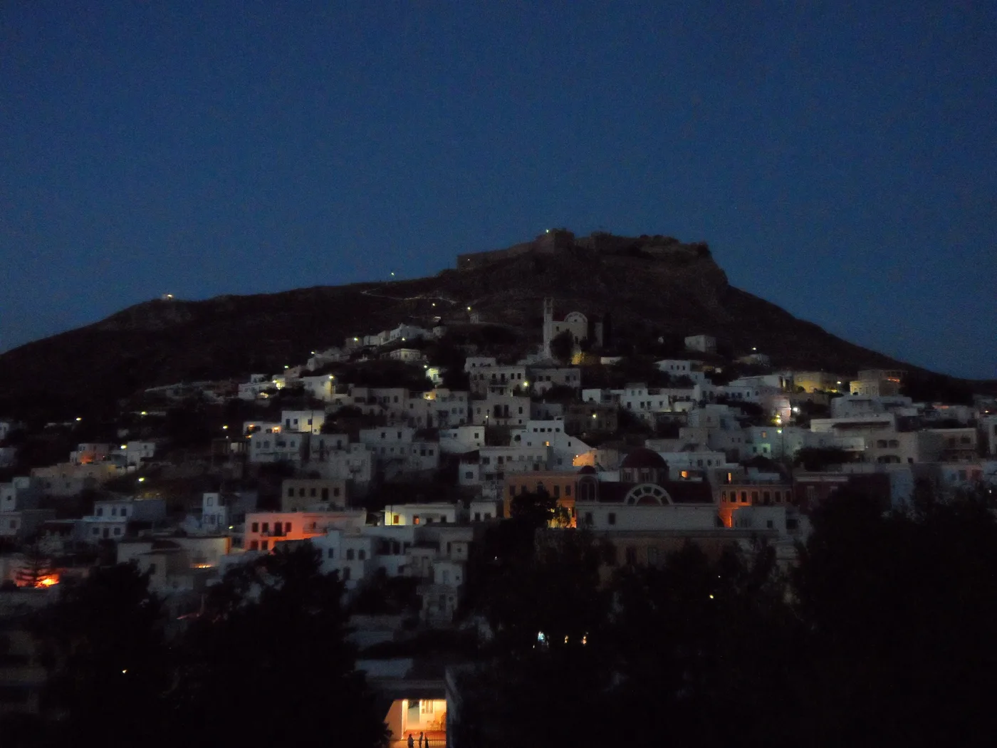 Il Castello illuminato di notte, sopra le luci di Platanos