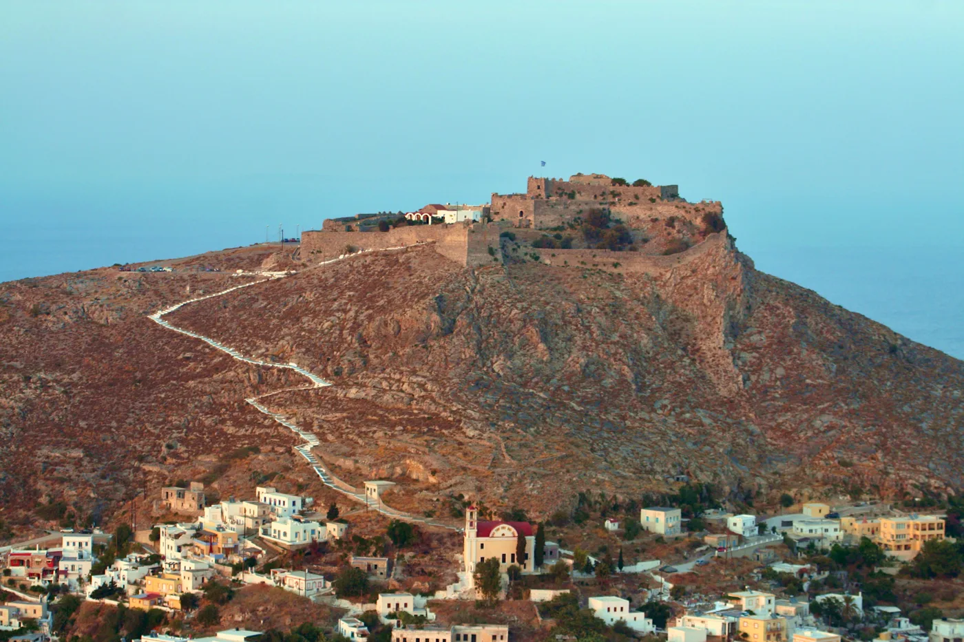 Il Castello di Panteli in cima alla collina, con la strada che sale e le case sotto