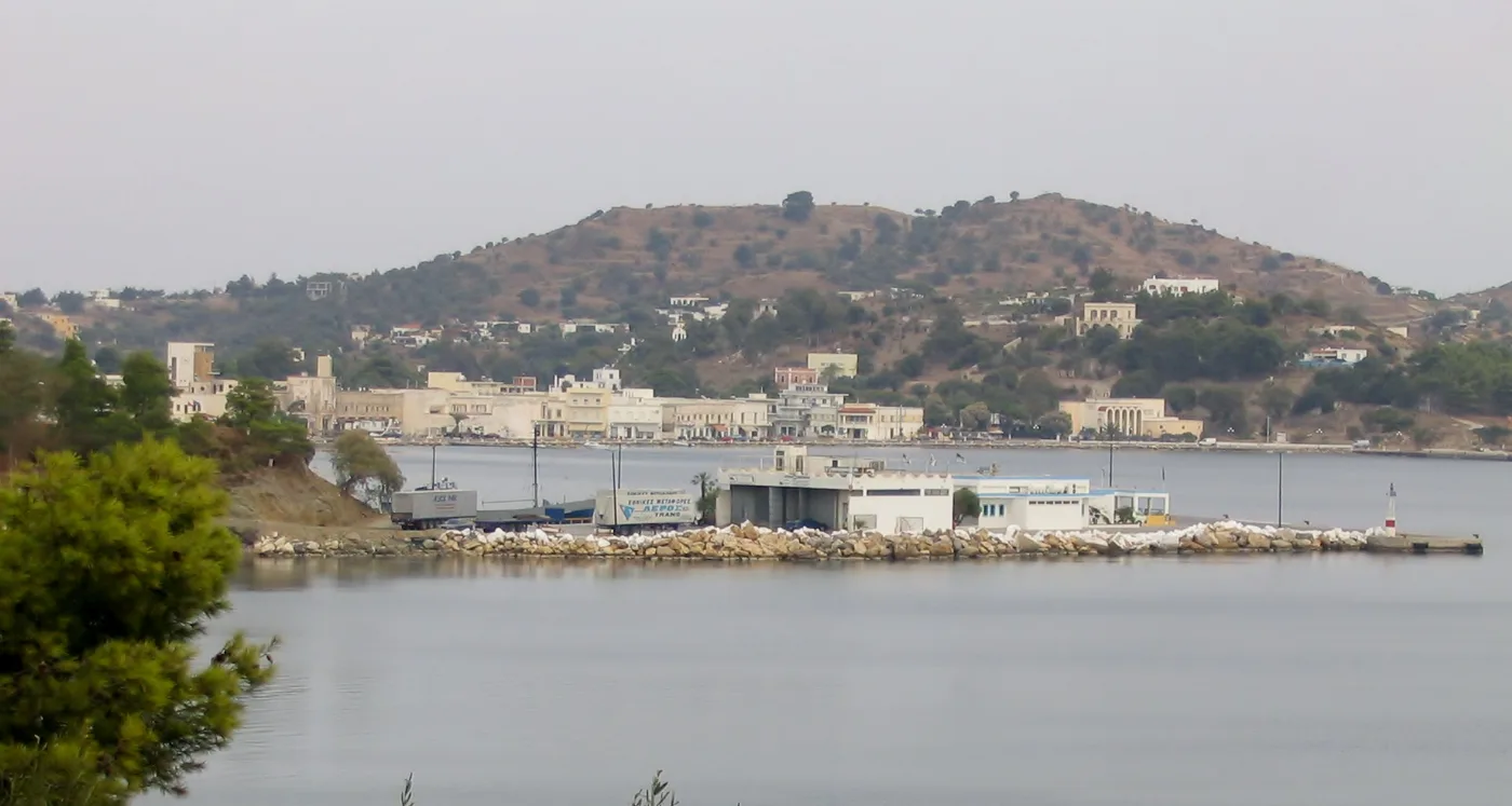 La baia chiusa di Lakki dalla riva, con colline intorno