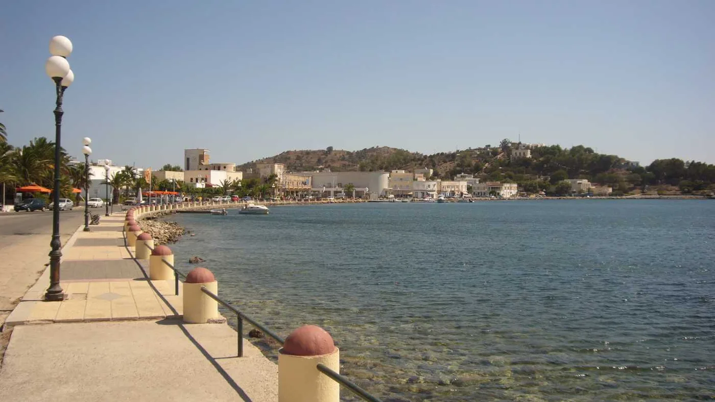 La baia di Lakki con gli edifici italiani degli anni Trenta sul lungomare
