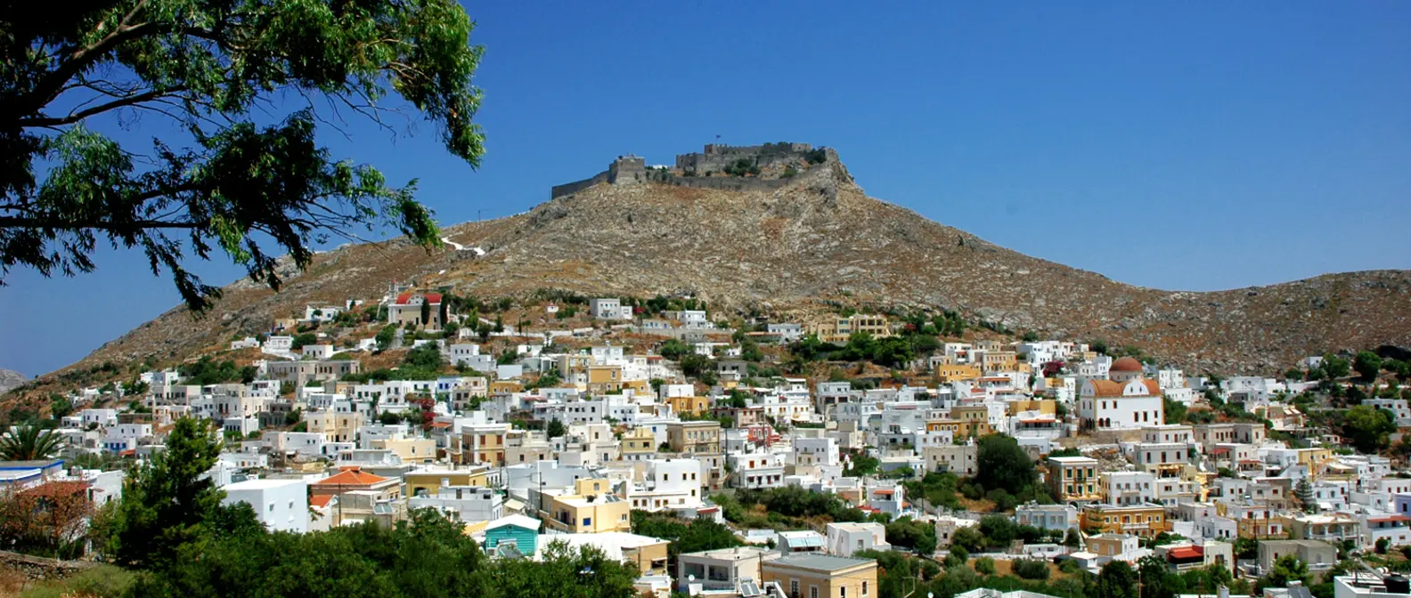 Platanos e Agia Marina a Leros, con il Castello in cima alla collina
