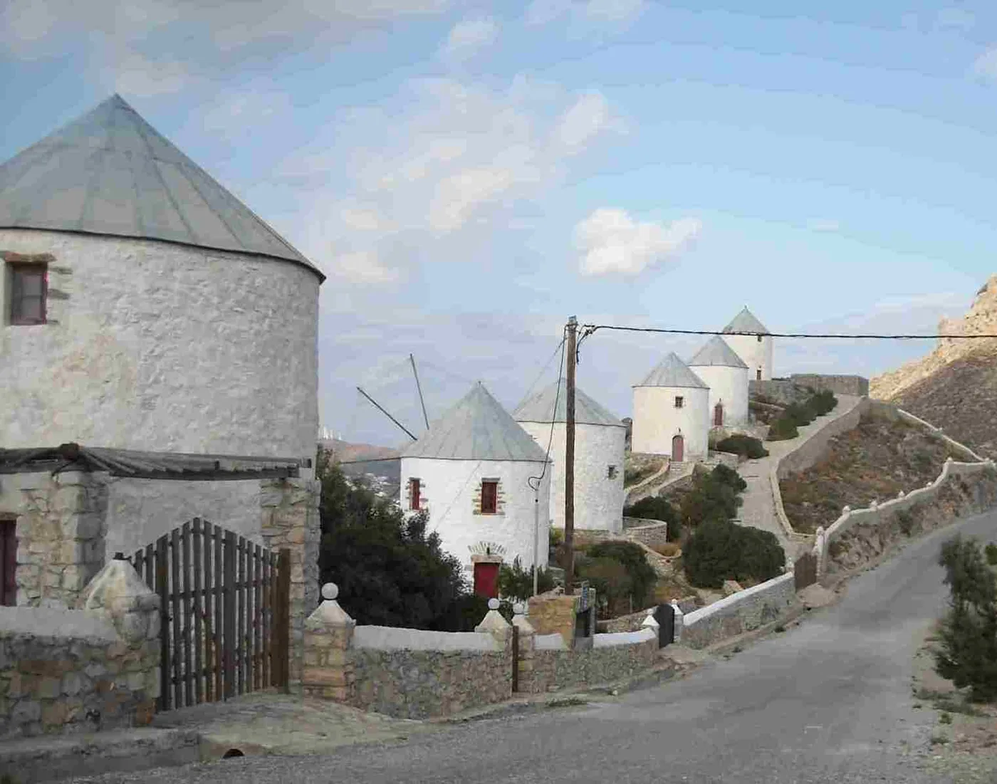 I mulini bianchi di Agia Marina con i loro tetti a cupola