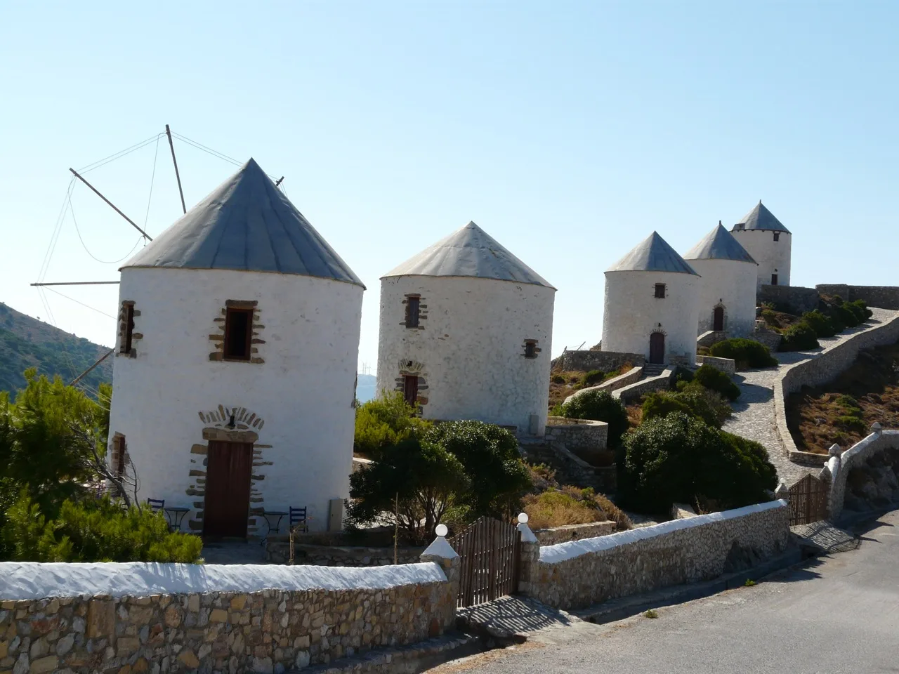 I mulini sotto il Castello, con muri di pietra e una strada