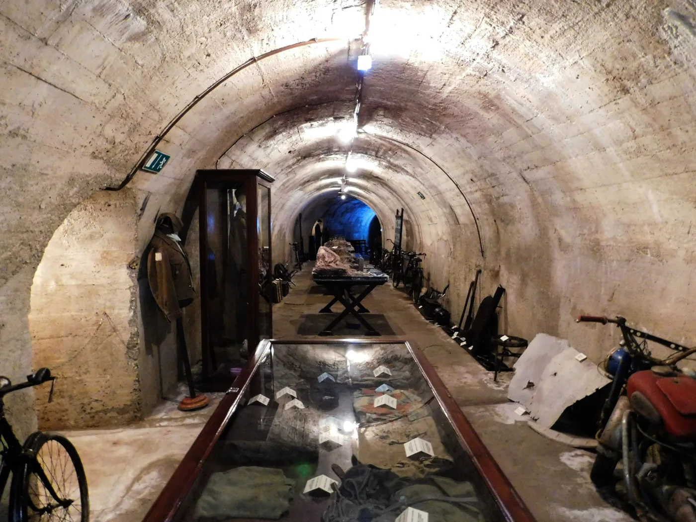 L’interno del Museo della Guerra dentro un tunnel, con uniformi e reperti
