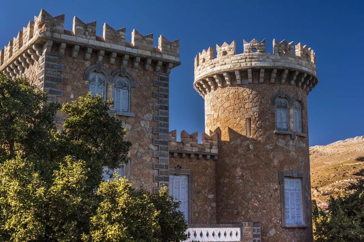 La torre Bellenis in pietra ad Alinda, con torrette e merli