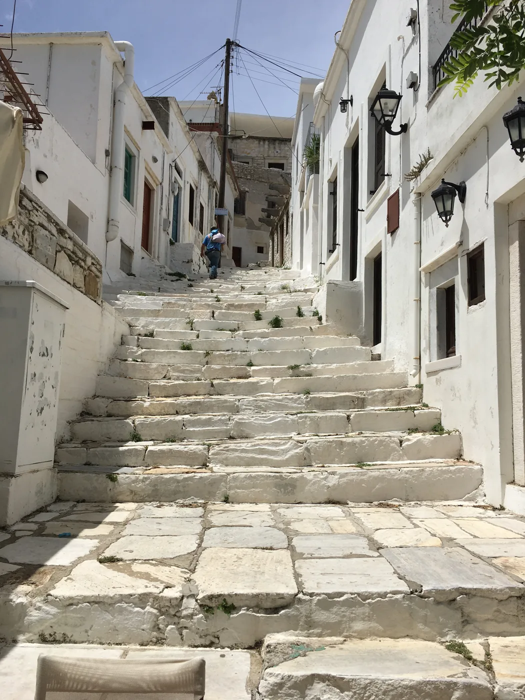 Μαρμάρινα σκαλιά ανάμεσα σε λευκά σπίτια στην Απείρανθο
