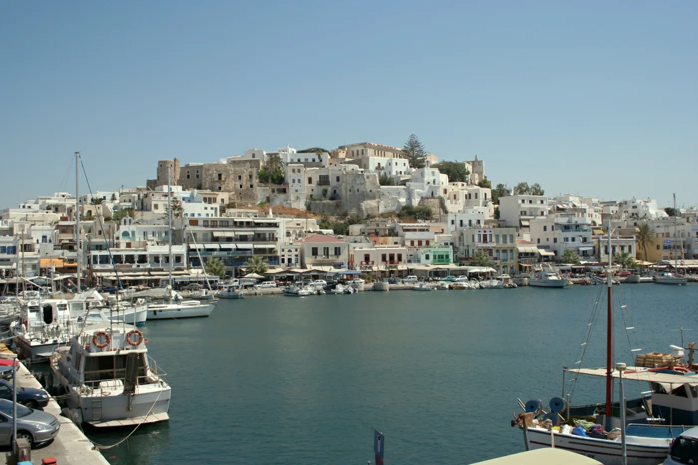 Η Χώρα της Νάξου από το λιμάνι, με τα σπίτια να ανεβαίνουν ως το Κάστρο