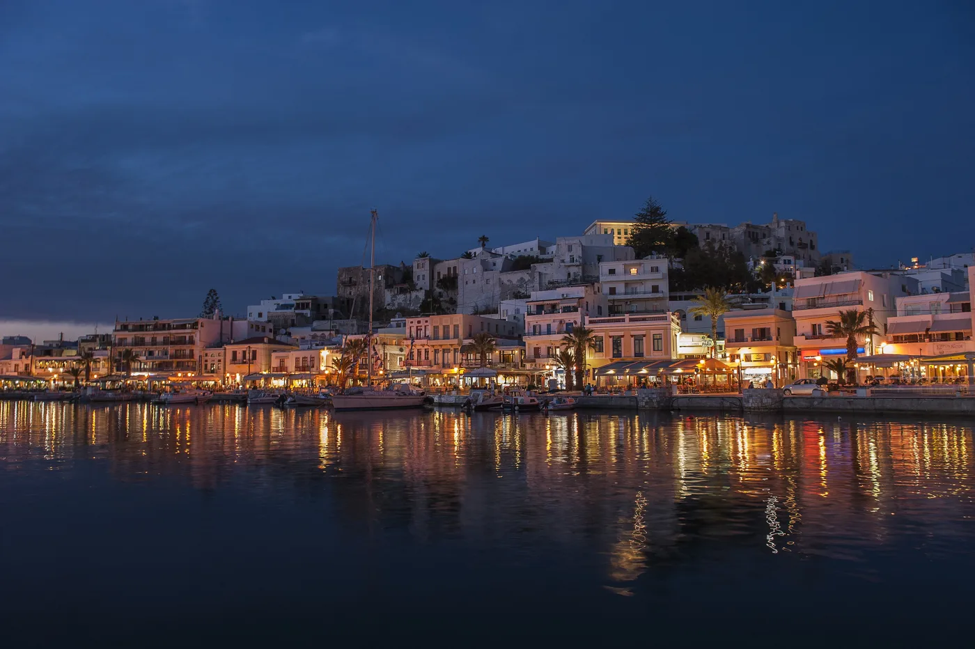 Η Χώρα της Νάξου τη νύχτα, με τα φώτα να καθρεφτίζονται στο λιμάνι