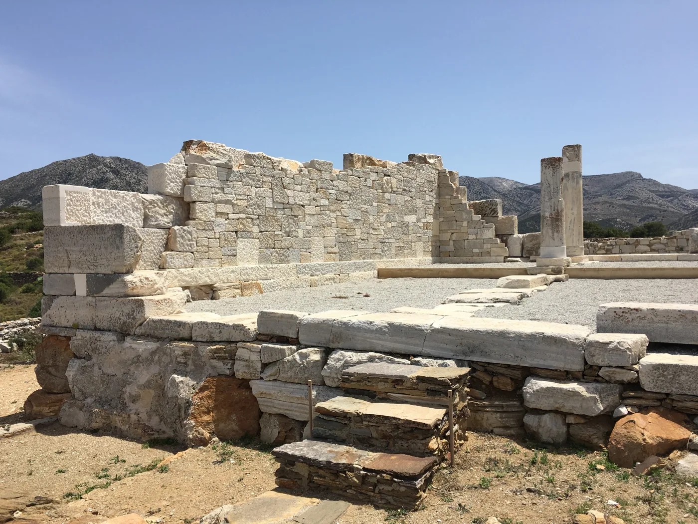 Τα θεμέλια και οι μαρμάρινοι τοίχοι του ναού της Δήμητρας κοντά στο Σαγκρί