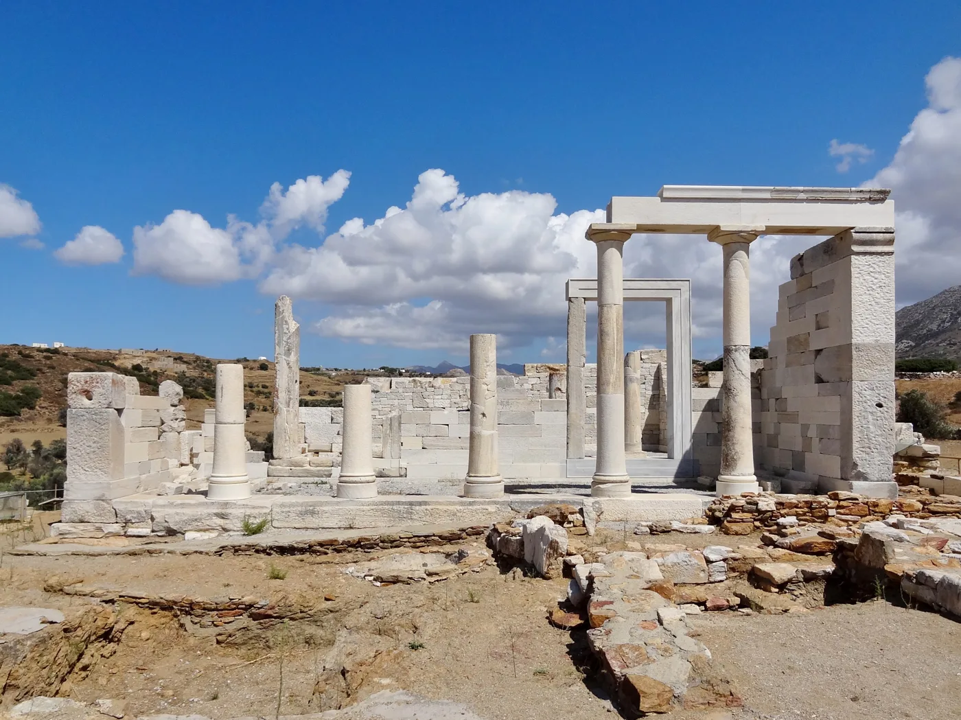 Ο μαρμάρινος ναός της Δήμητρας στο Γύρουλα, με τους αναστηλωμένους κίονες