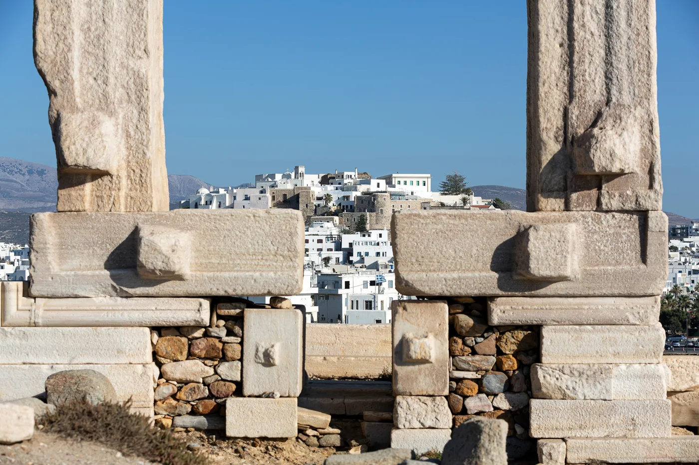 Η Χώρα της Νάξου όπως φαίνεται ανάμεσα από τα μάρμαρα της Πορτάρας
