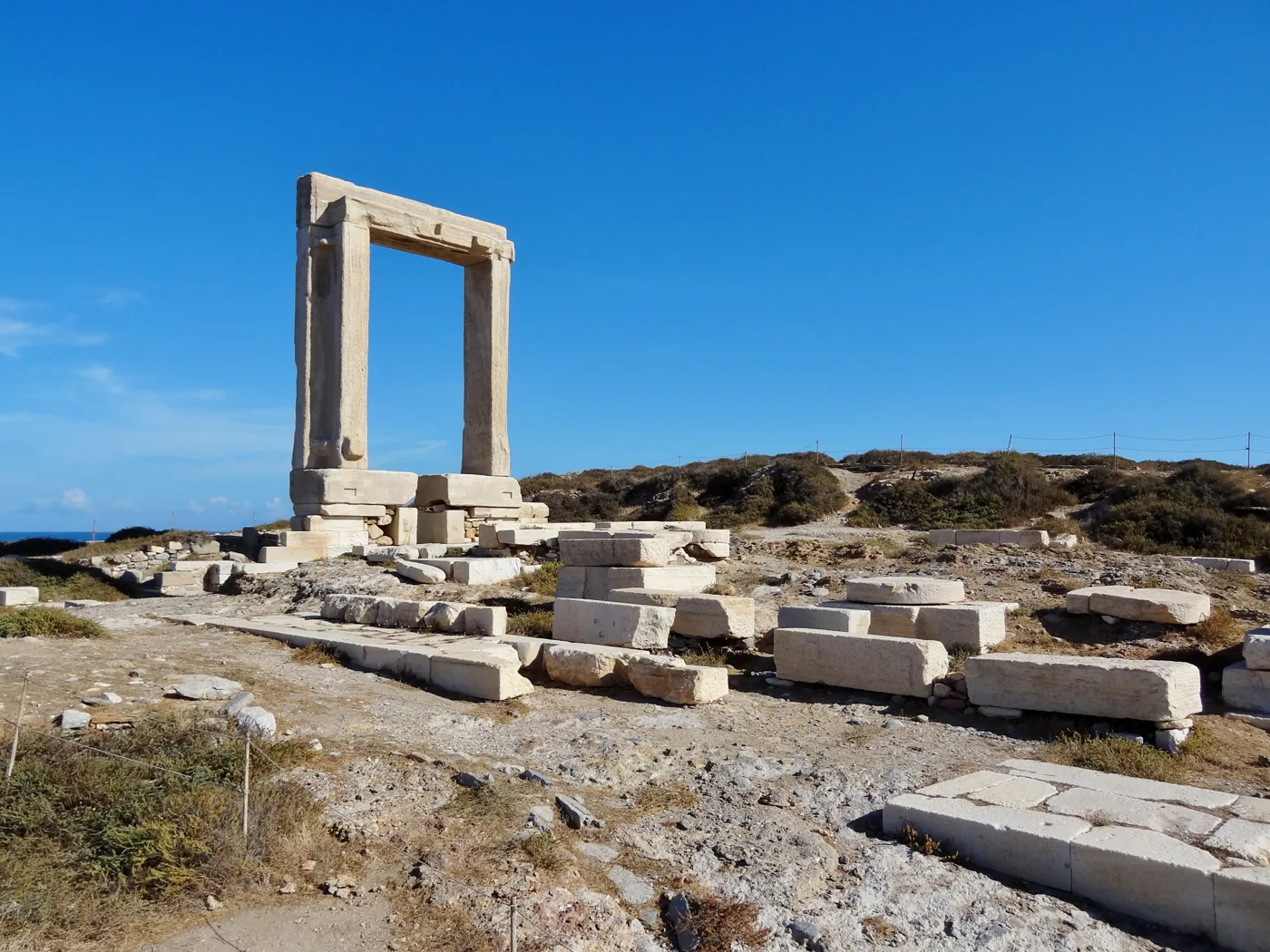 Η Πορτάρα, η τεράστια μαρμάρινη πύλη του ναού του Απόλλωνα, στο νησάκι Παλάτια