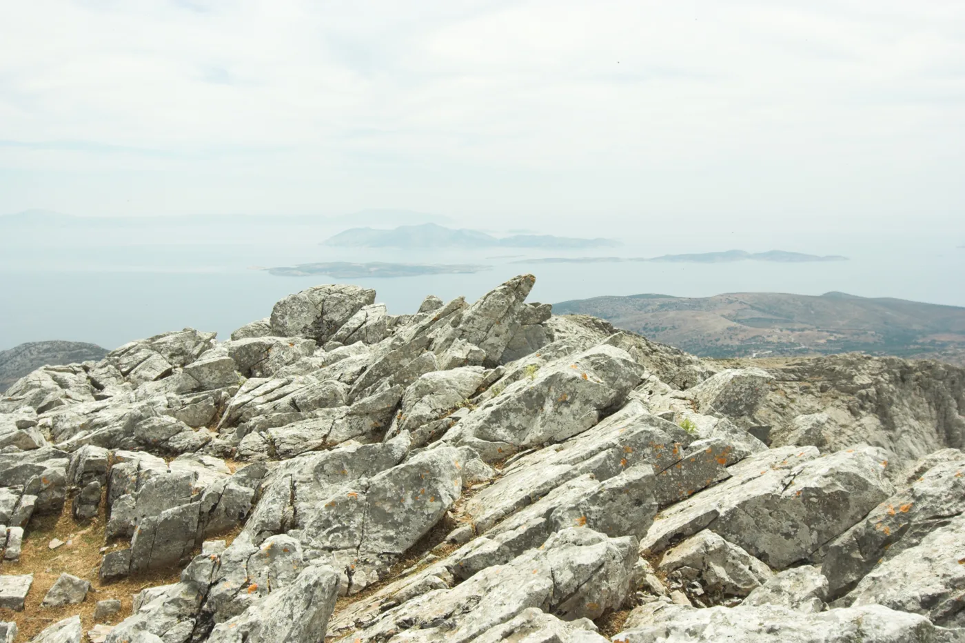 Θέα από την κορυφή του Ζα στα γκρίζα βράχια και στις Μικρές Κυκλάδες