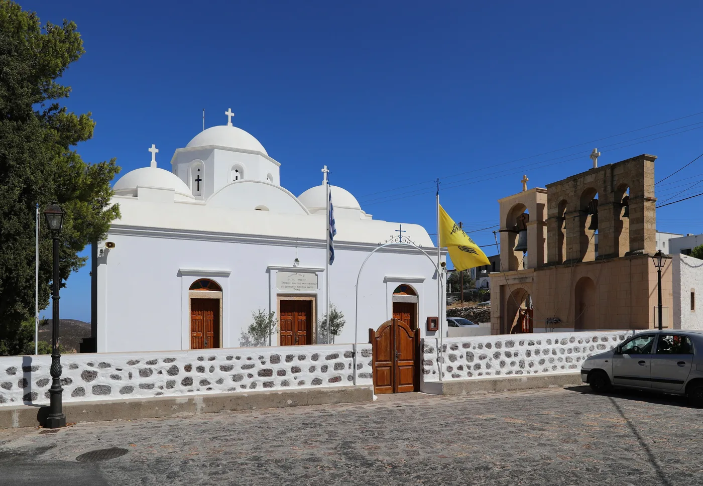 Църквата Благовещение в Кампос, с камбанария