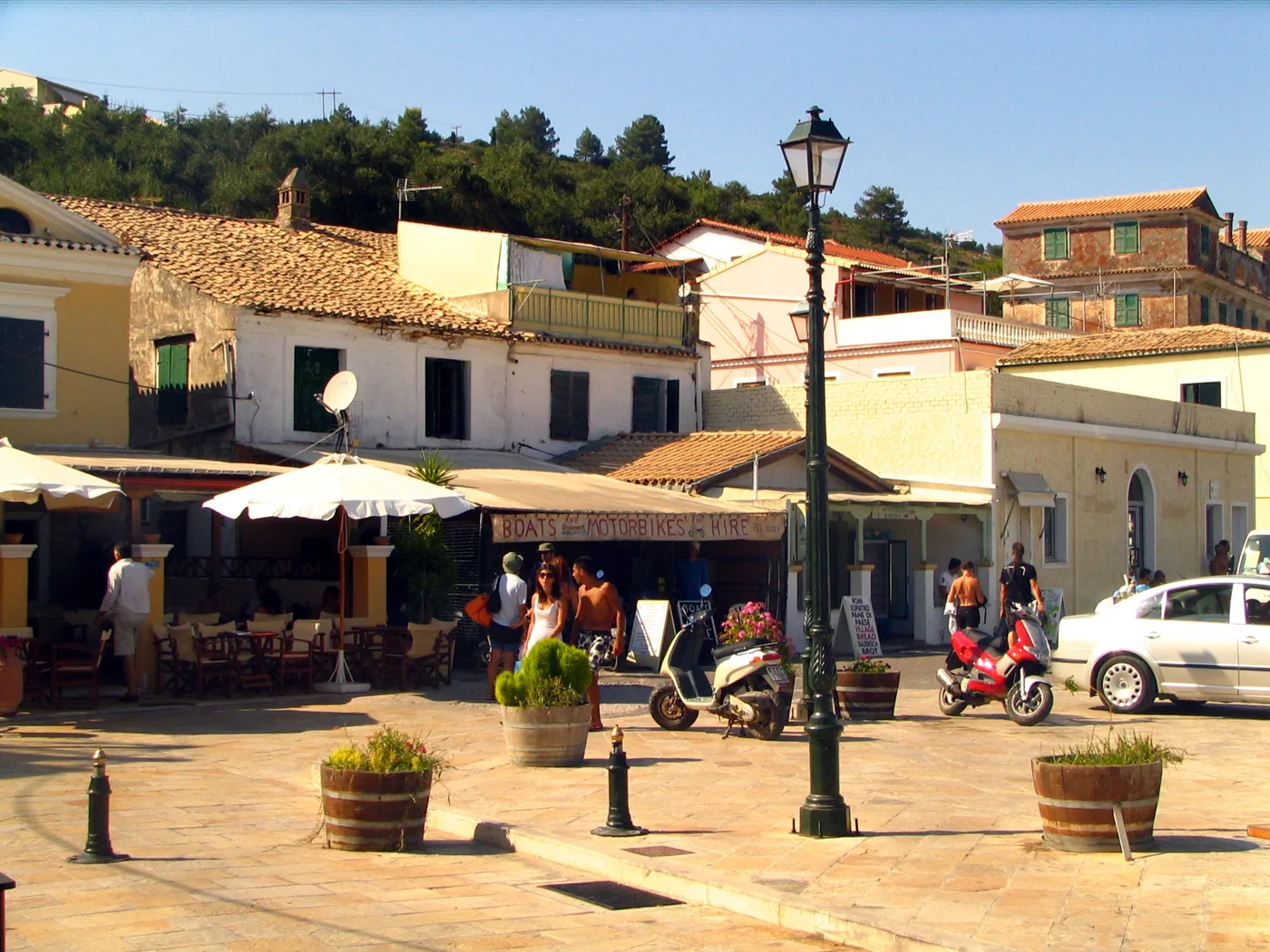 La piazza di Gaios con caffè, un lampione e case antiche