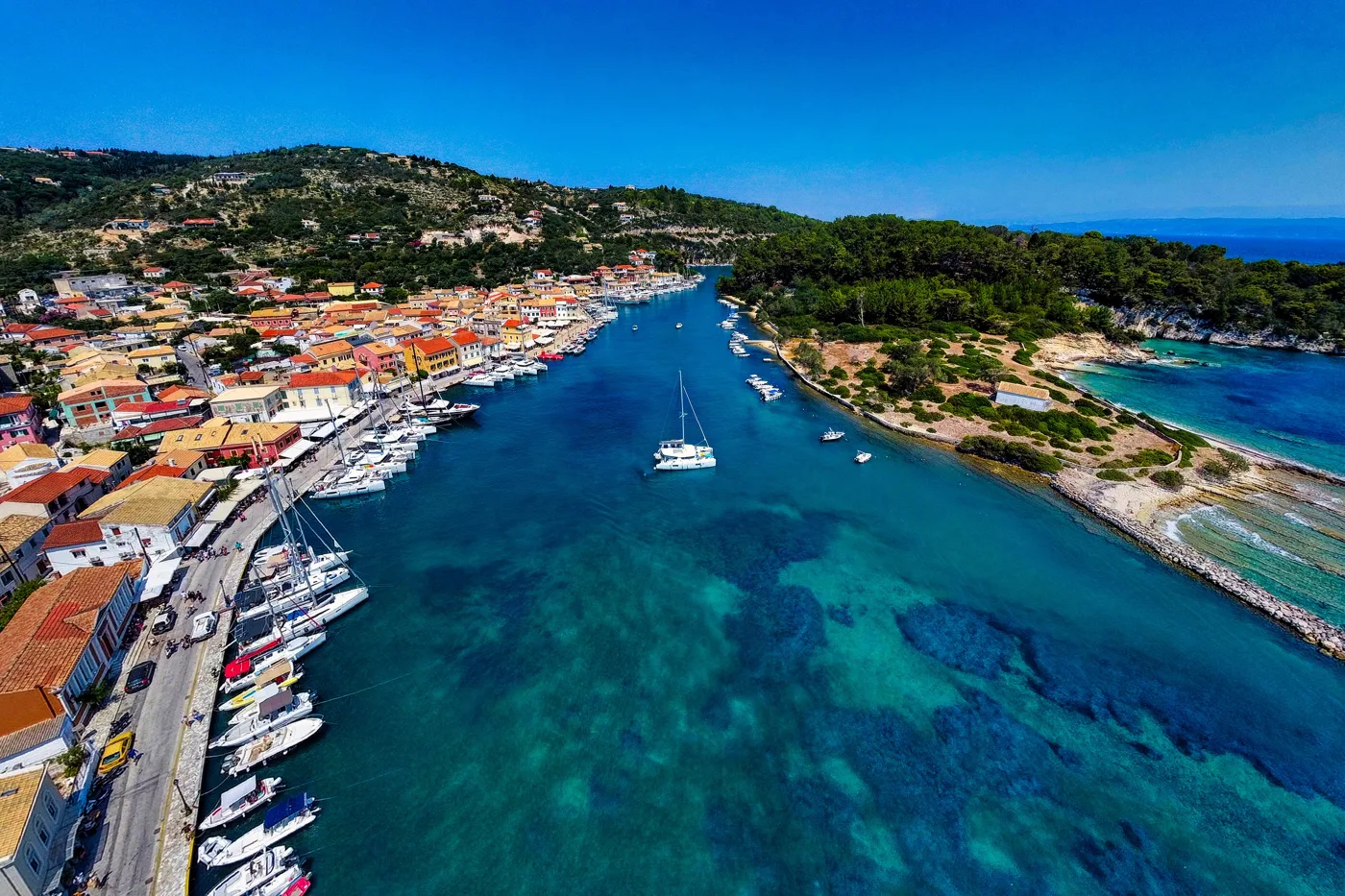 Il porto stretto di Gaios dall’alto, con barche e acqua azzurra