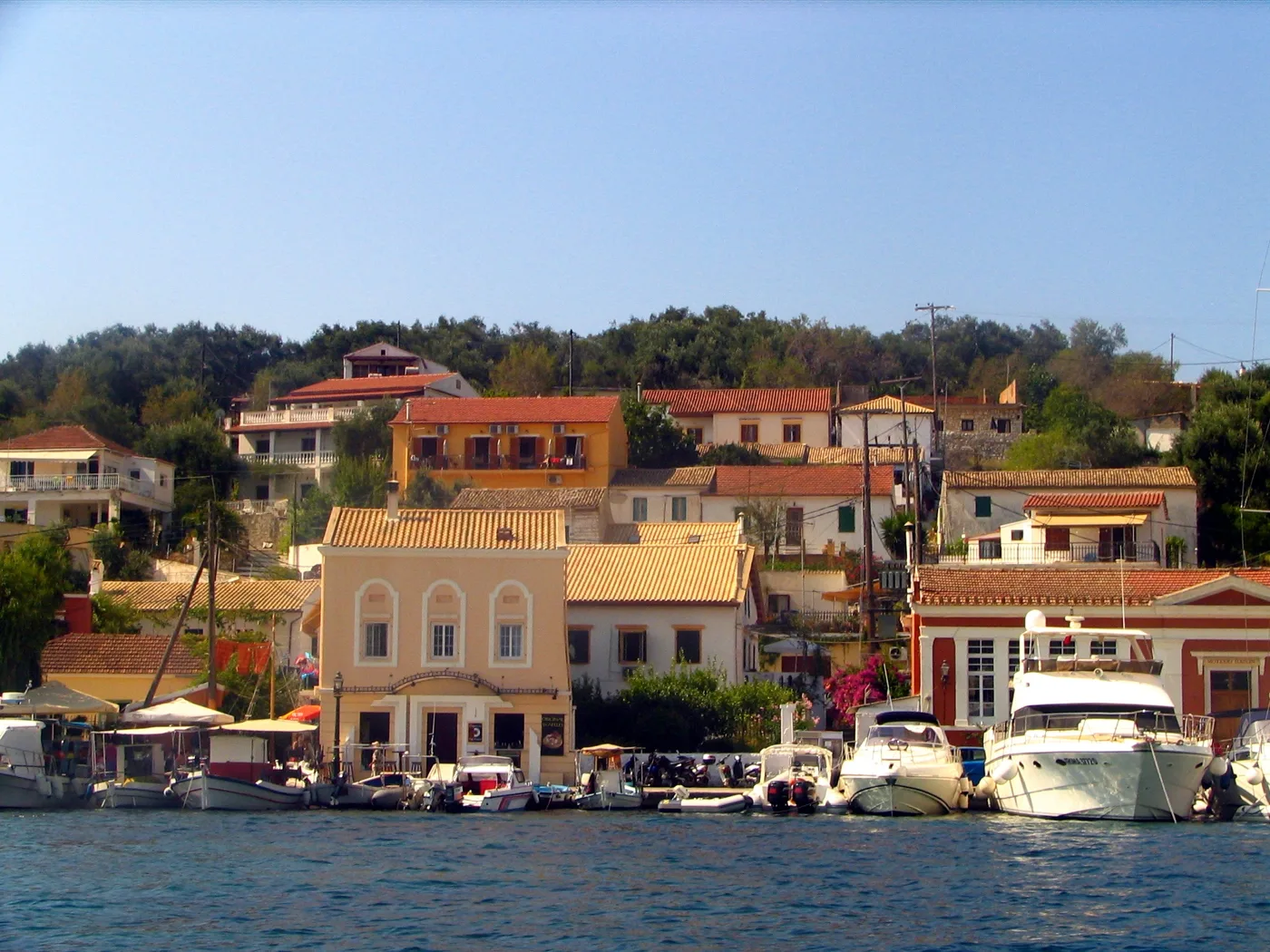 Case dai colori tenui e barche sul lungomare di Gaios