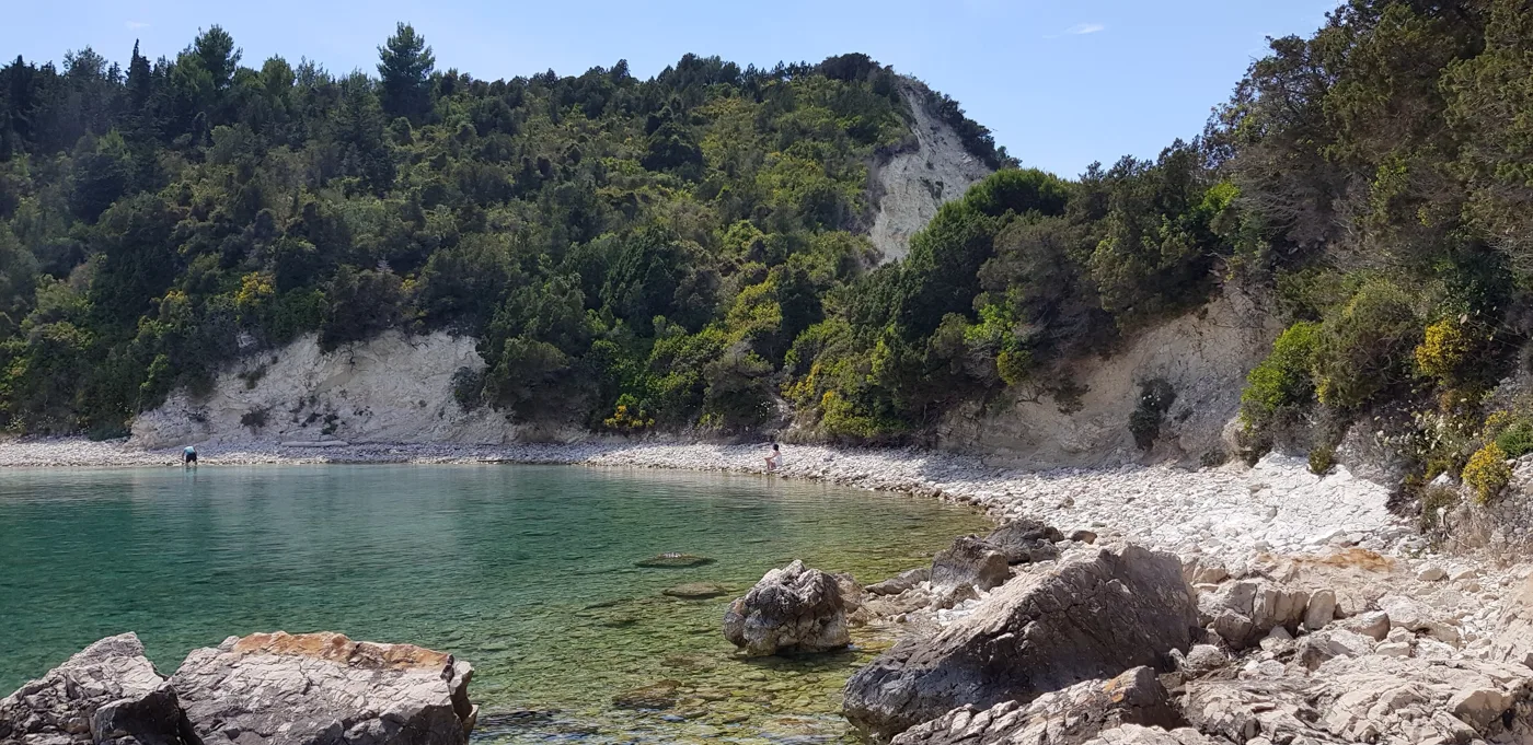 Acqua limpida e scogli bianchi sulla costa di Lakka