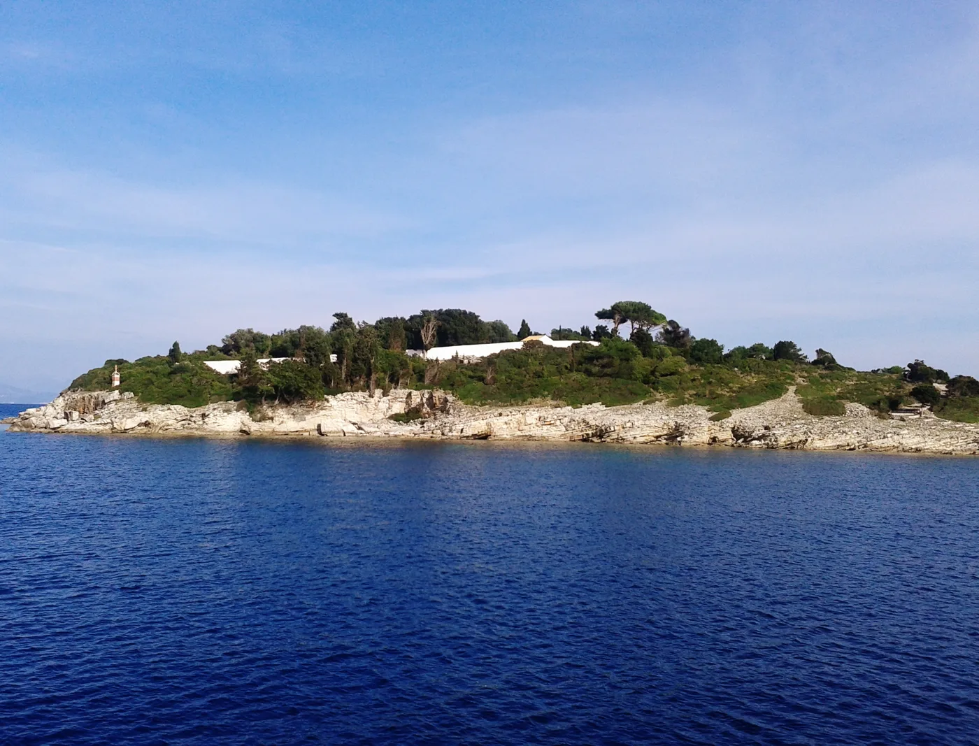 L’isolotto di Panagia con il monastero bianco, di fronte a Gaios