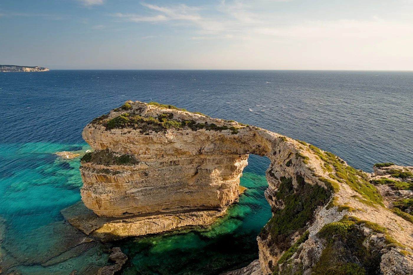 L’arco di roccia di Tripitos sopra un’acqua turchese
