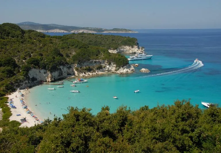 La spiaggia di Voutoumi ad Antipaxos, con acqua turchese e colline verdi