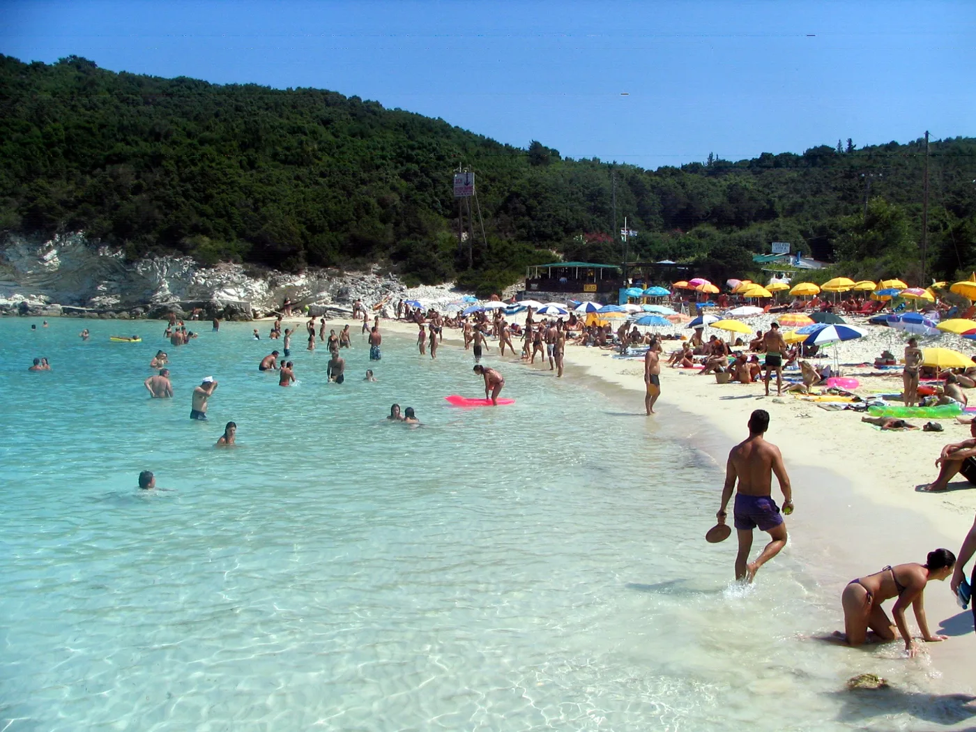 La spiaggia di sabbia di Vrika con acqua bassa e limpida