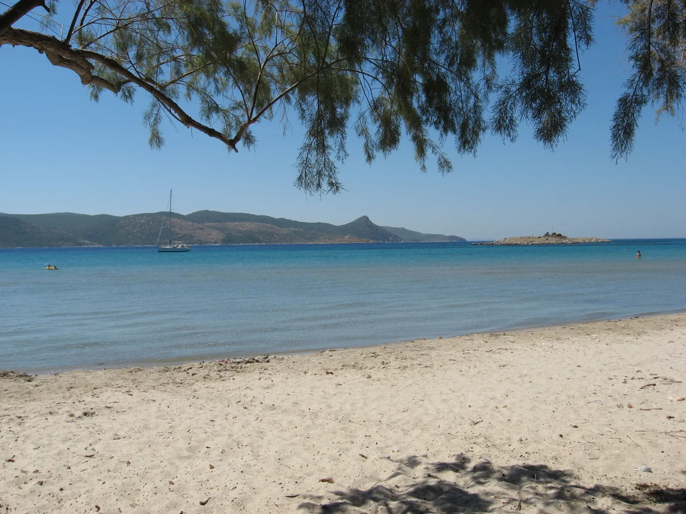 普西利阿莫斯沙滩，海水很浅，对面是土耳其海岸