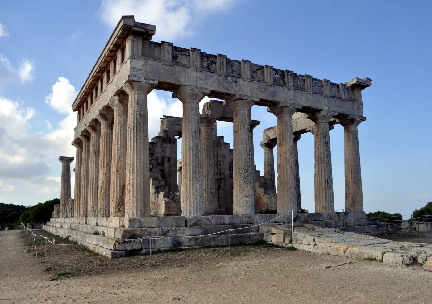 O templo de Afaia visto da esquina, com as colunas e a arquitrave