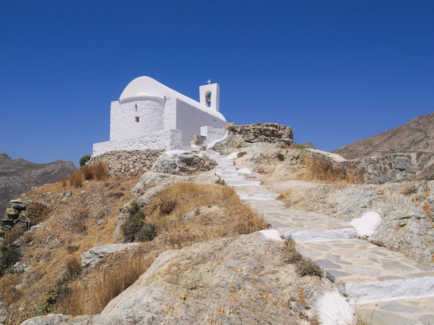 Το λευκό εκκλησάκι του Αγίου Κωνσταντίνου στην κορυφή του Κάστρου, πάνω στα βράχια
