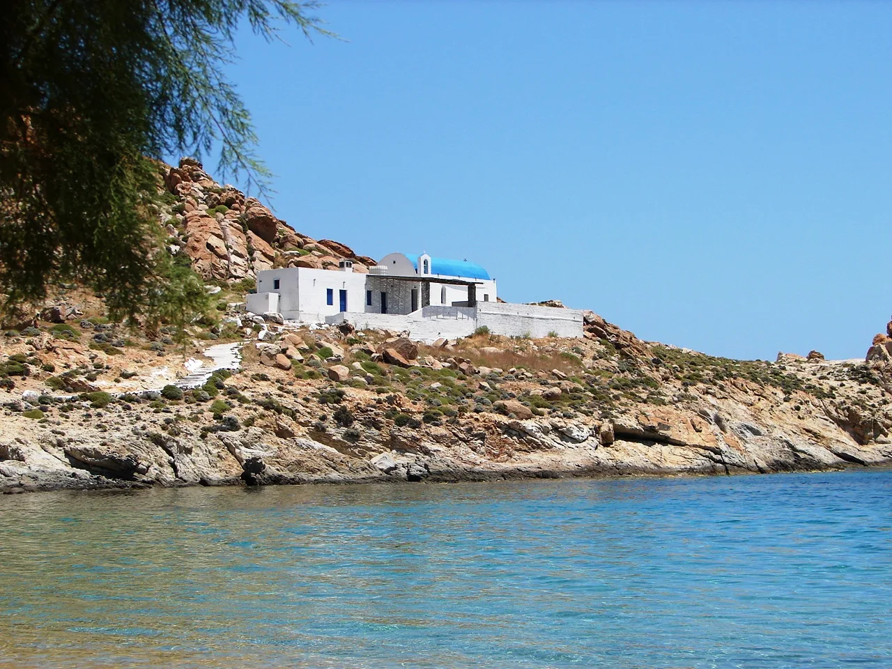 Το λευκό εκκλησάκι του Αγίου Σώστη πάνω στα βράχια, δίπλα στη θάλασσα