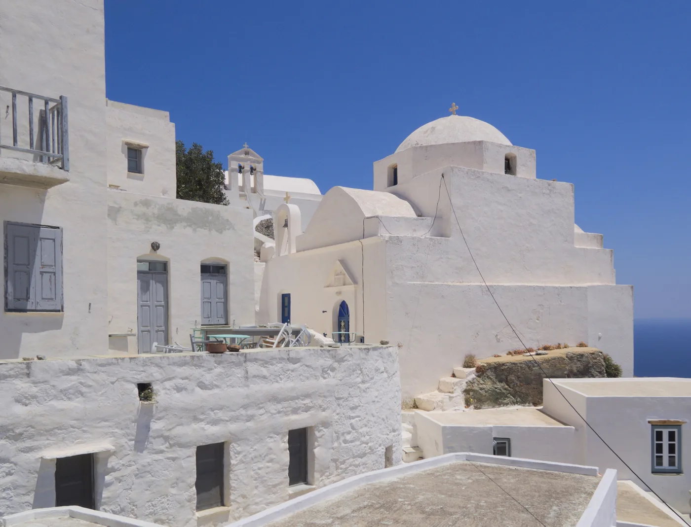 Η λευκή εκκλησία του Χριστού ανάμεσα στα σπίτια της Χώρας της Σερίφου