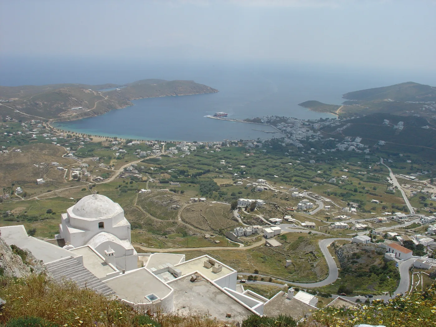 Η θέα από τη Χώρα προς τον κόλπο του Λιβαδιού και τα νησάκια