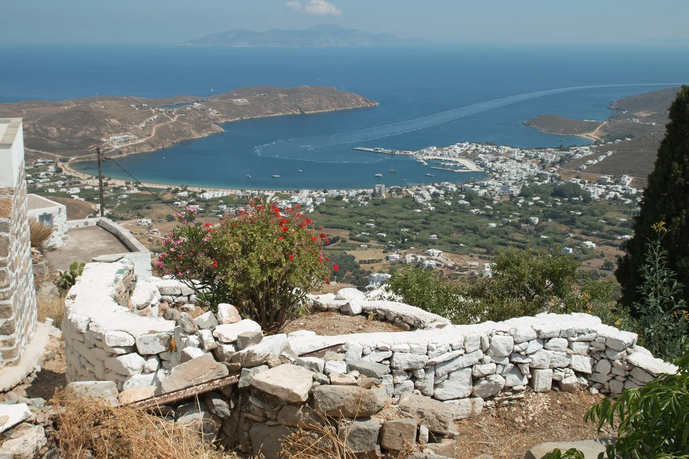 Η θέα από το Κάστρο προς το Λιβάδι, με τα ερείπια των τειχών μπροστά