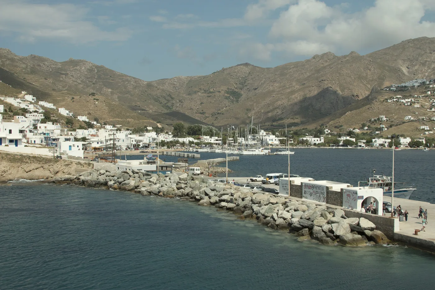 Το λιμάνι του Λιβαδιού με τον μόλο, βάρκες και λευκά σπίτια