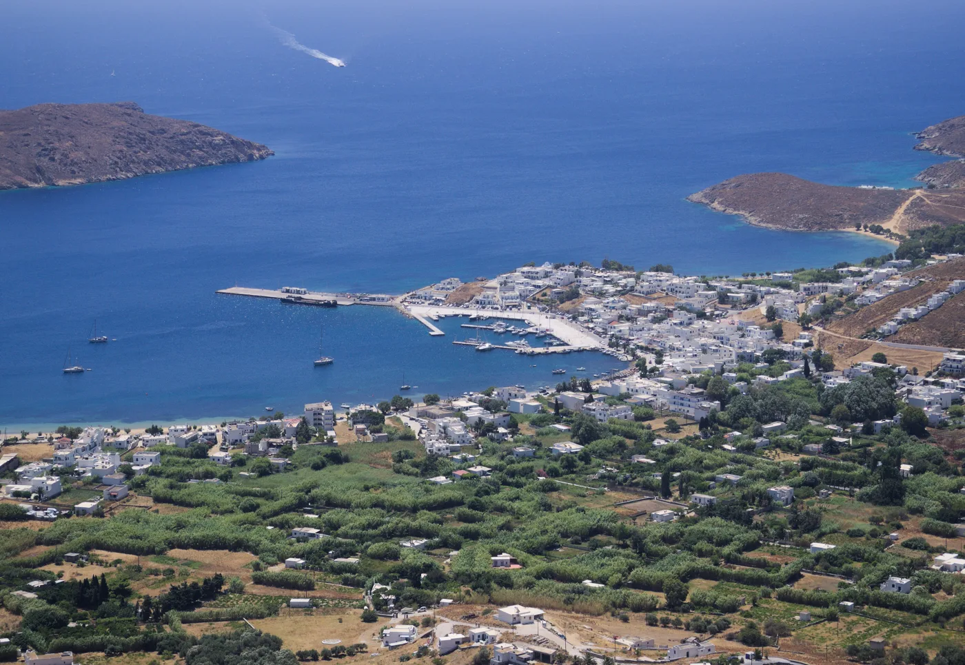 Ο κόλπος του Λιβαδιού από ψηλά, με το λιμάνι, τα σπίτια και το πράσινο της κοιλάδας