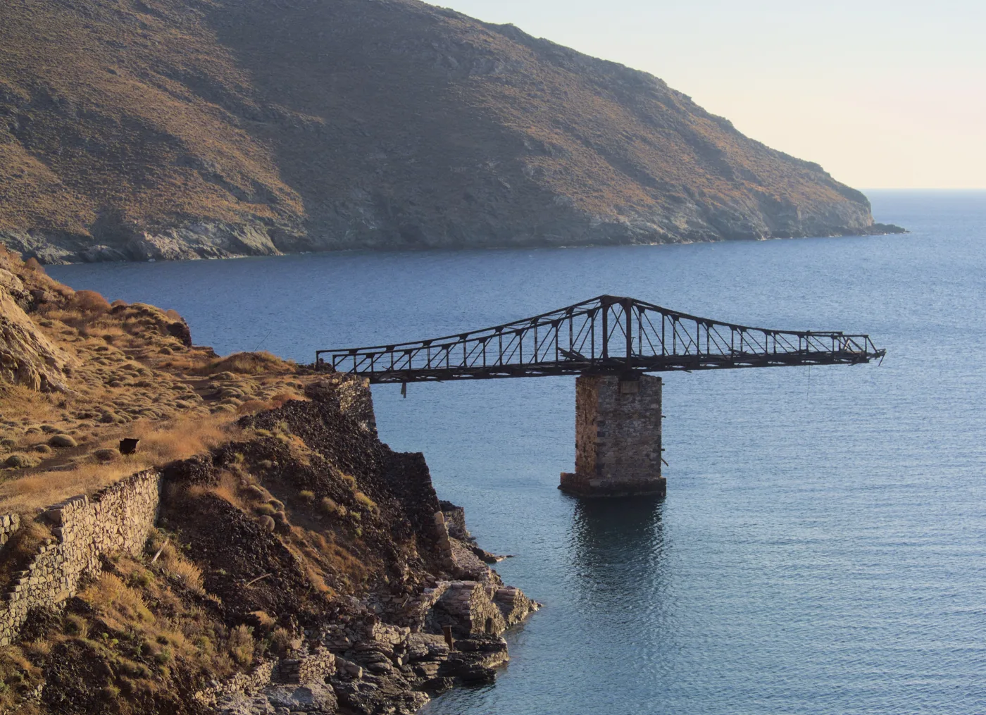 Η σκουριασμένη γέφυρα φόρτωσης των μεταλλείων στο Μεγάλο Λιβάδι, πάνω από τη θάλασσα