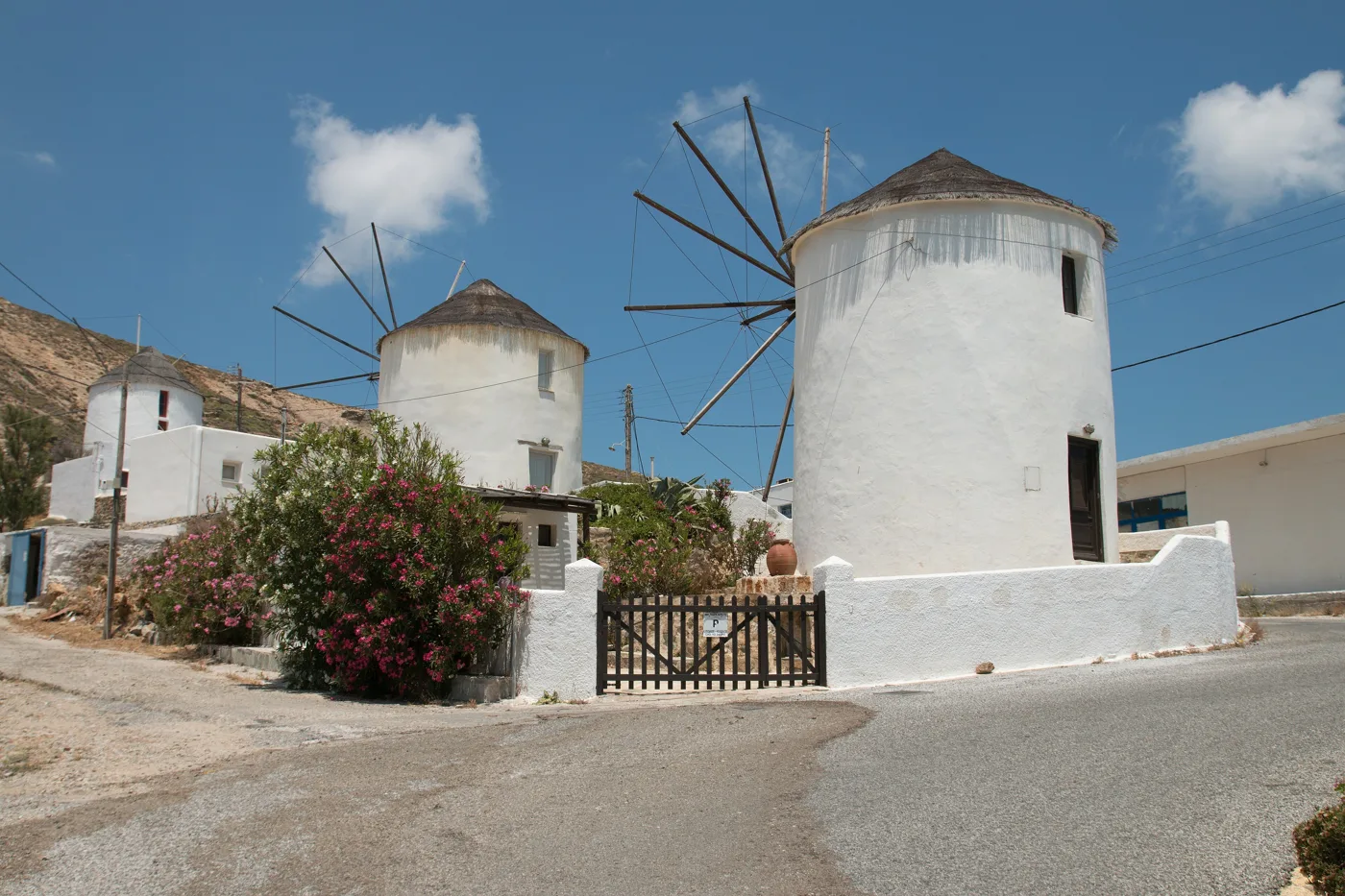Δύο λευκοί ανεμόμυλοι στην Άνω Χώρα, δίπλα σε έναν δρόμο