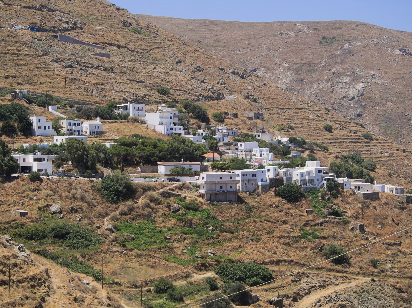 Το χωριό Παναγιά με λευκά σπίτια σε μια ξερή πλαγιά