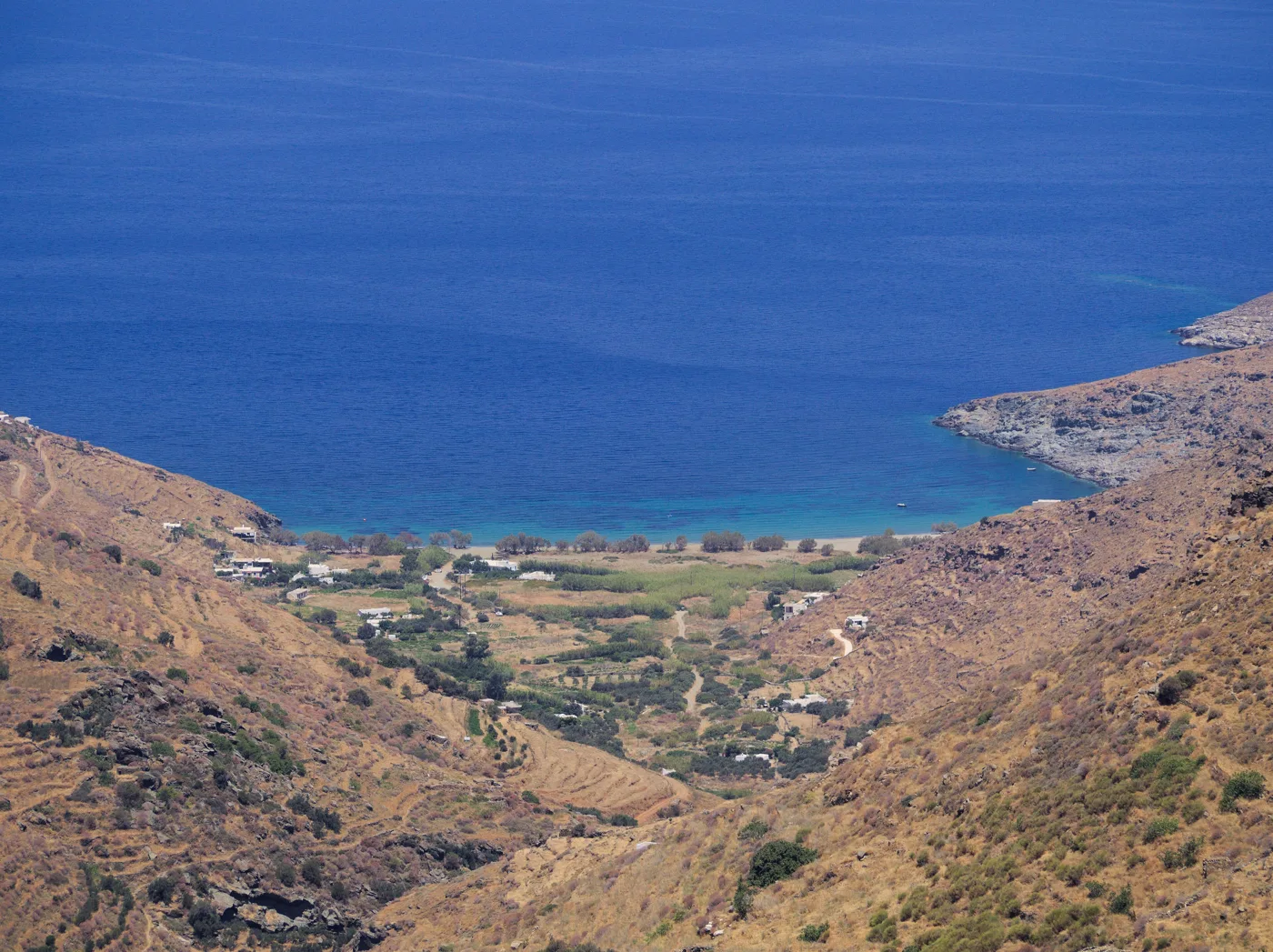 Η κοιλάδα και η παραλία της Συκαμιάς από ψηλά, με λίγο πράσινο