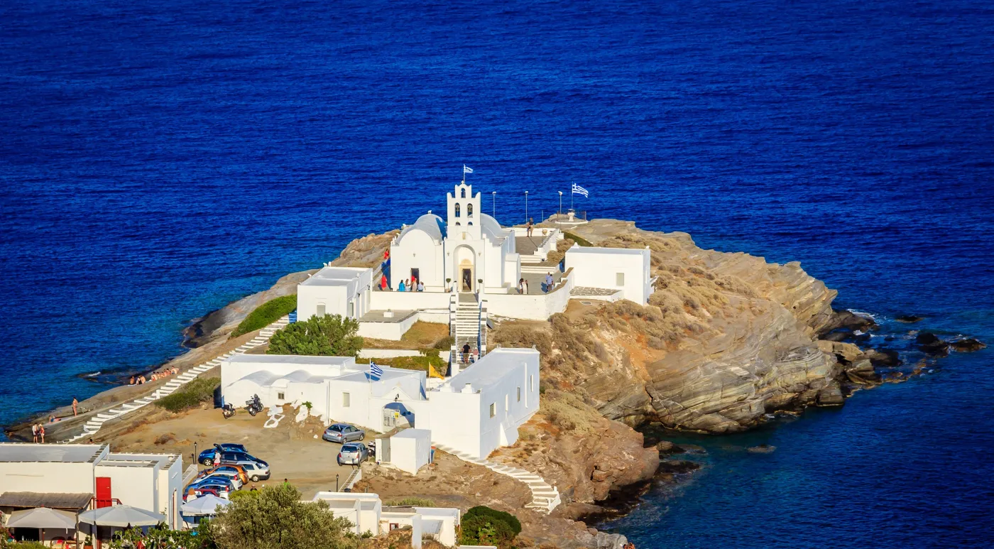 Panagia Chrysopigi auf einem Felsen im Meer