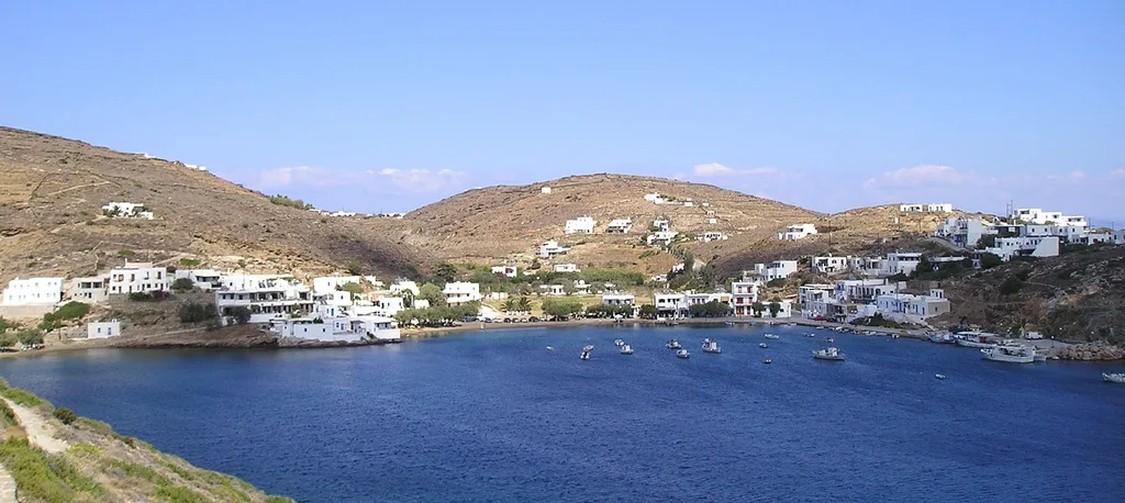 Die Bucht und der kleine Hafen von Faros mit Booten