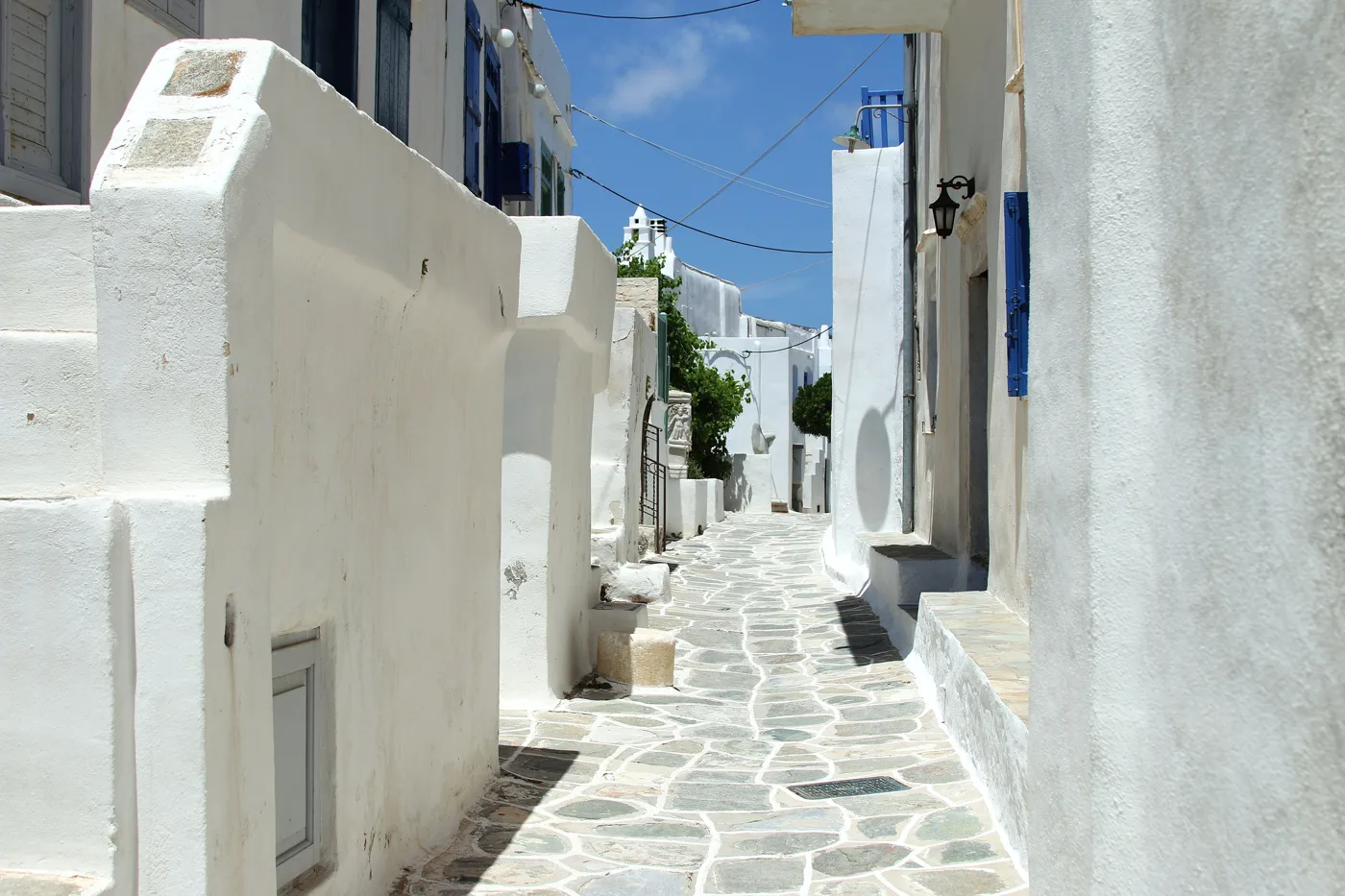 Die Hauptgasse von Kastro, mit weißen Häusern und Steinpflaster