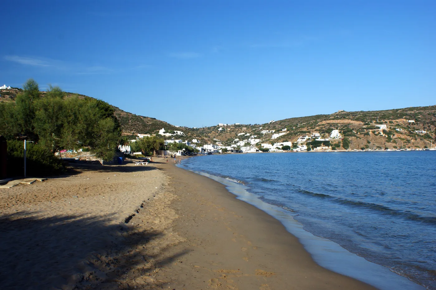Der lange Sandstrand von Platys Gialos mit blauem Meer