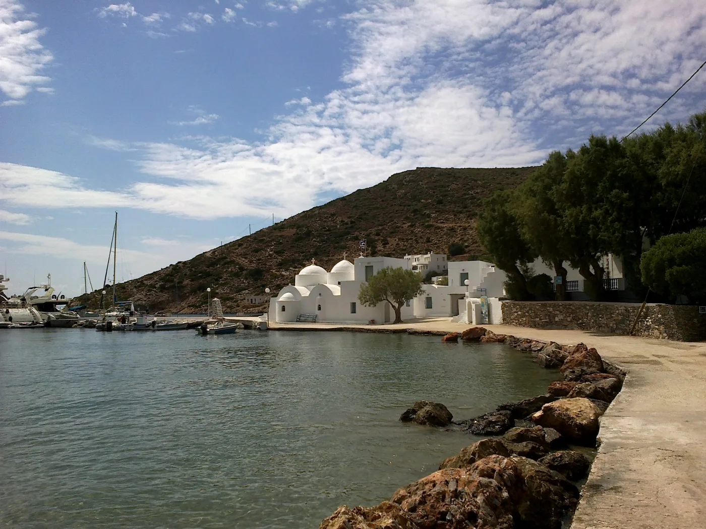 Die kleine Kirche der Taxiarches am Meer in Vathy