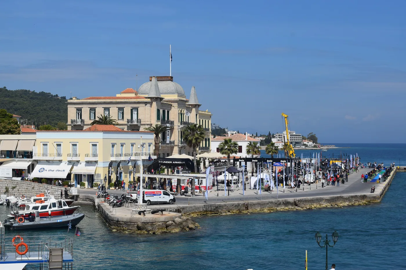 Το Ποσειδώνιο και η πλατεία της Ντάπιας από το λιμάνι, με βάρκες μπροστά