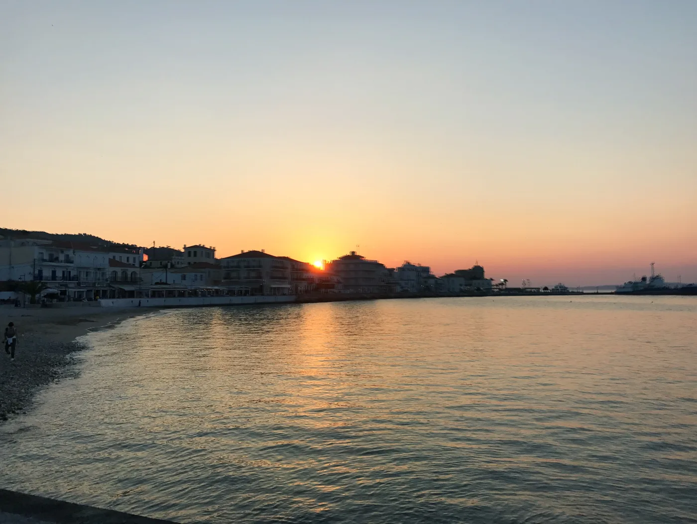 Ηλιοβασίλεμα πάνω από την πόλη των Σπετσών, από τη θάλασσα