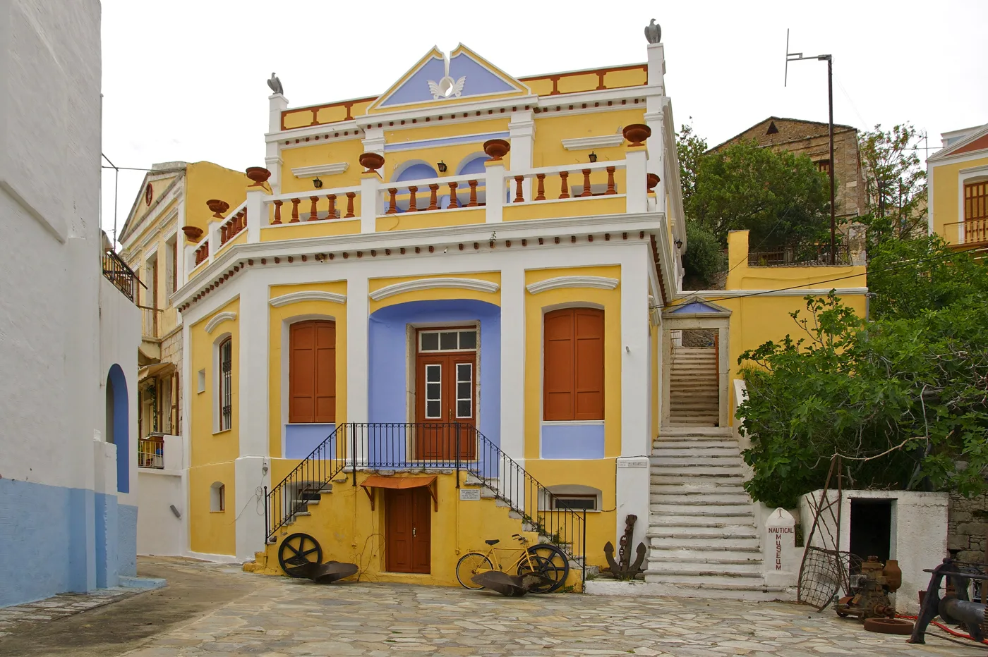 L’edificio neoclassico giallo del Museo nautico di Symi