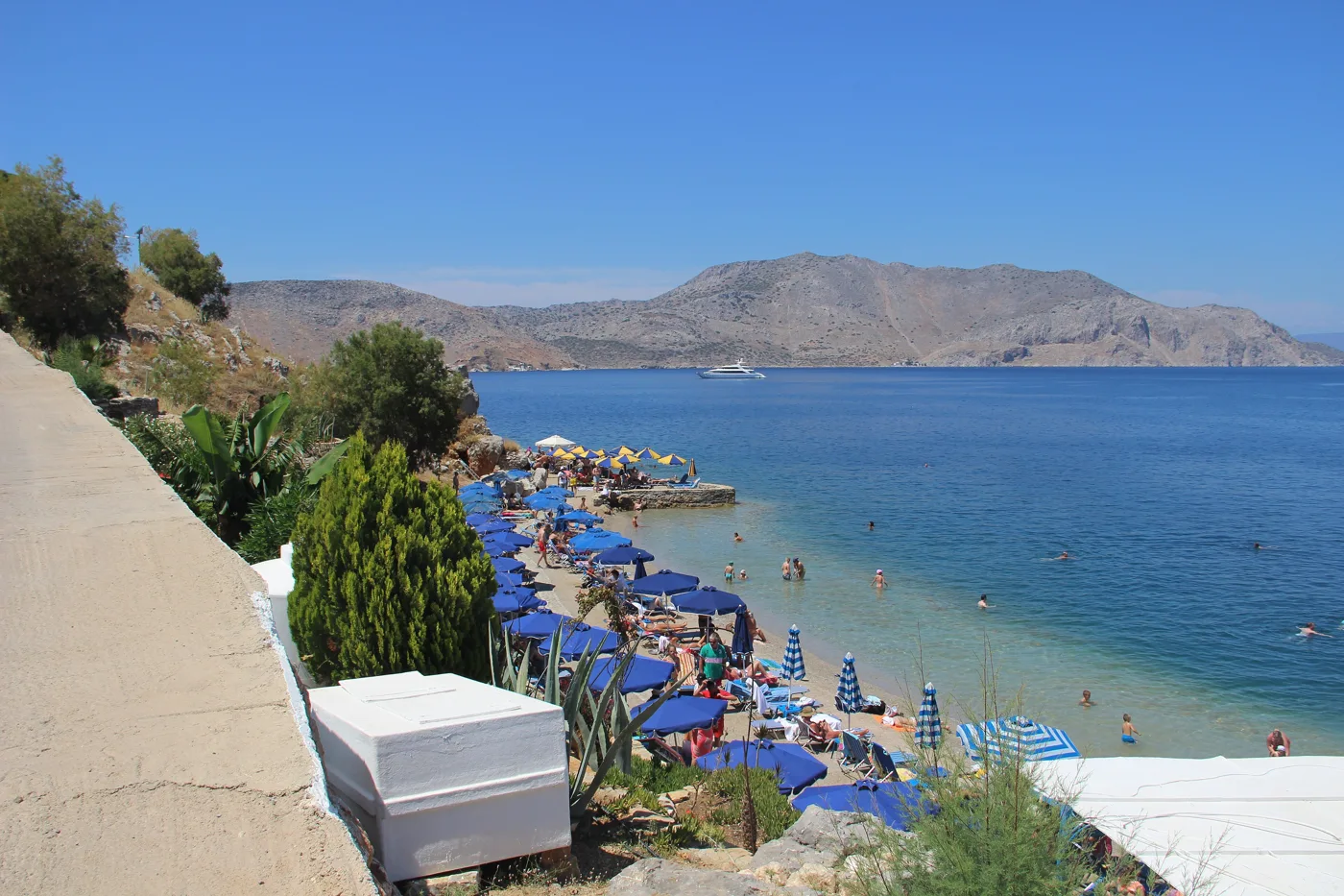 La spiaggia di Nos con ombrelloni e acqua limpida, vicino a Gialos